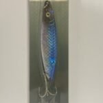 SEÑUELO CHISPA PLATA AZUL CABEZA OSCURO 45 GR POKEE