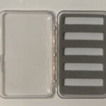 CAJA MOSQUERA TRANSPARENTE CON GOMA GRISM